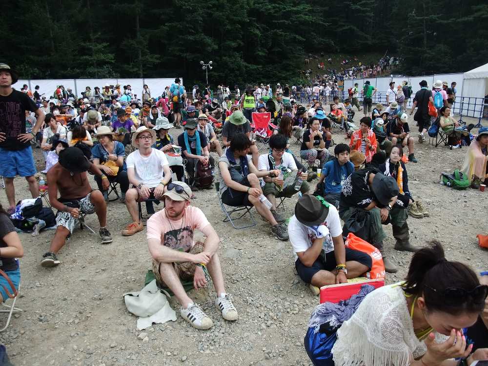 アバロンフィールド側はいすに座っている人が多い。