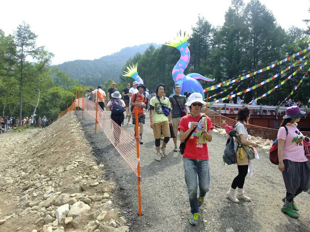 盛り土の反対側。
