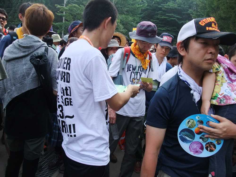 チャットモンチー終了後、2日目ホワイトステージ朝一のフロンティア・バックヤードの告知をする人。