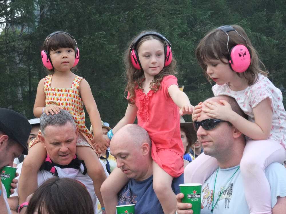 外国人は子どもの耳を守るのが常識のようだ。日本人は子どもを背負ったまま電気グルーヴのライブで踊る。