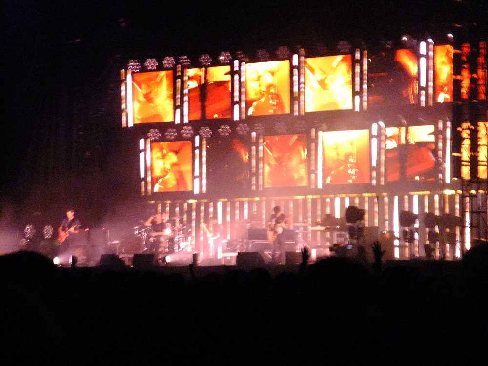 映像は加工されているため、後方からはステージの様子が分かりづらかっただろう。