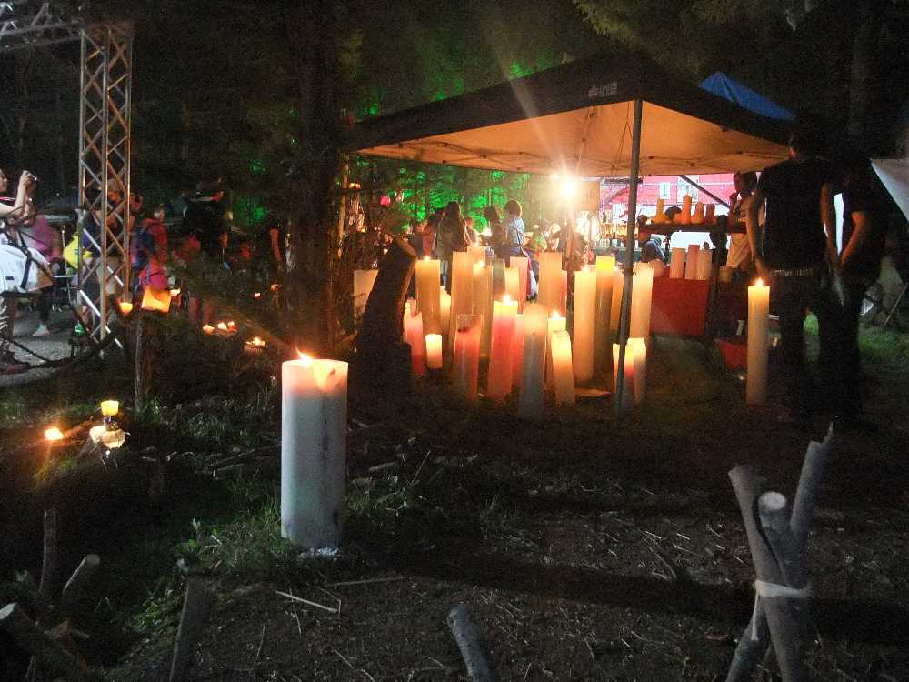 雨対策のためかテント下のキャンドルが多い。