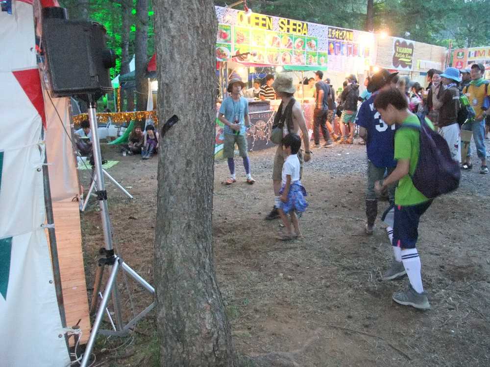 踊る人は若干名。