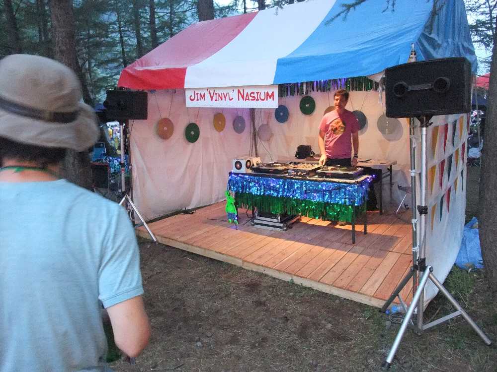 ジム（バイナル）ナジウム。ギムナジウムと掛け合わせた造語と思われる。アナログ盤でDJプレイをしていた。