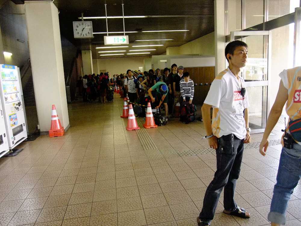 シャトルバスの行列。