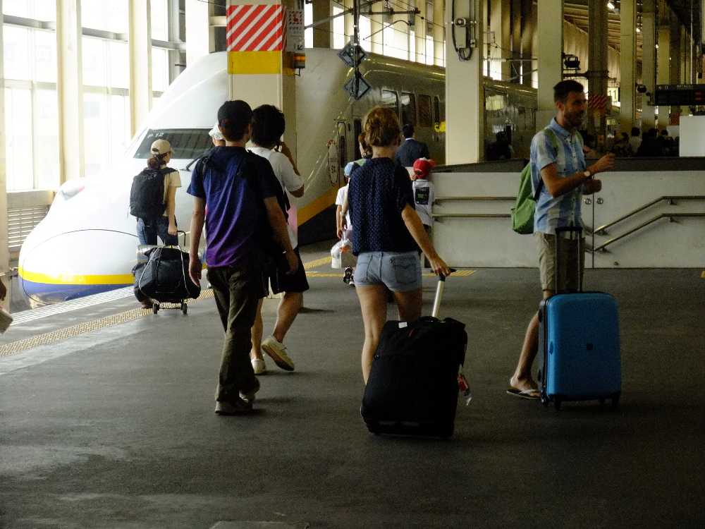 木曜日に大きな荷物を持って降りる人はほとんどがフジロックフェスティバル関係者だろう。