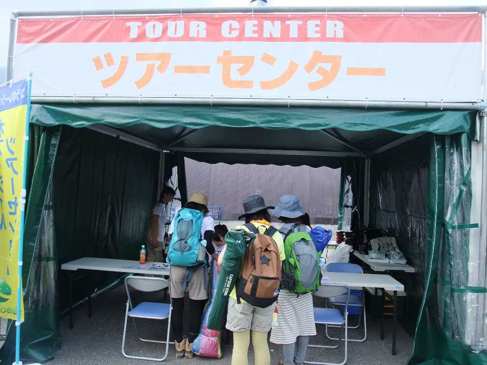 帰りのバス予約を受け付けるツアーセンター。