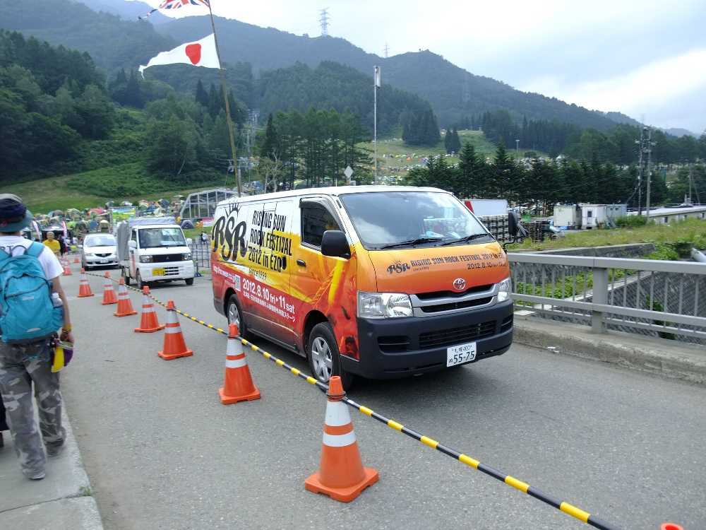 ライジングサンロックフェスティバルの車。