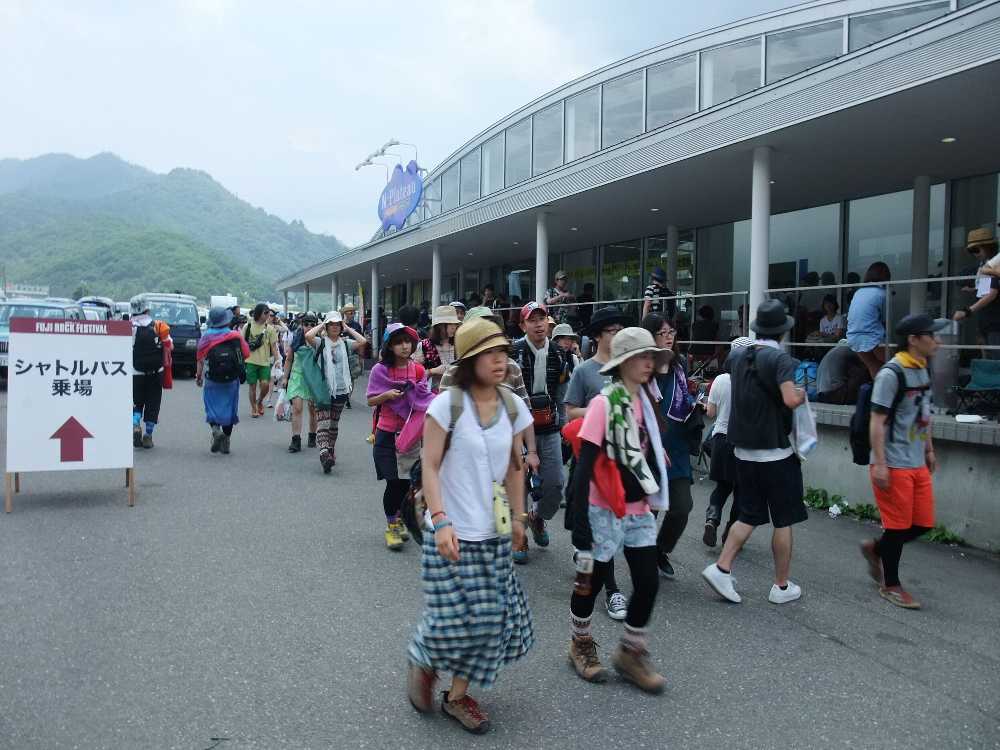 N・プラトーは常設の雑貨食料品店。