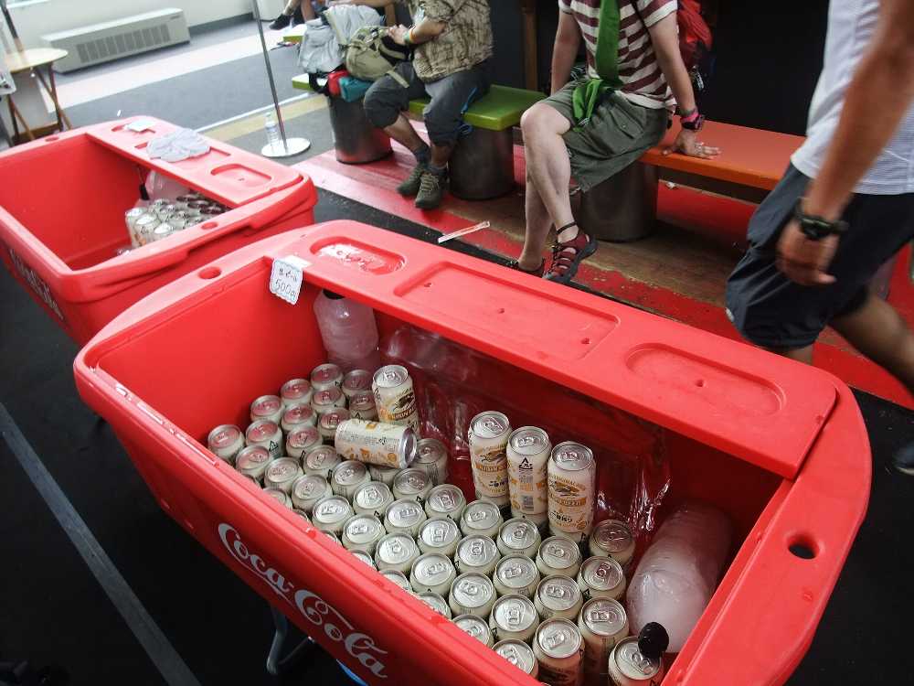 会場内はカン持ち込み禁止だが、缶ビールは売られている。