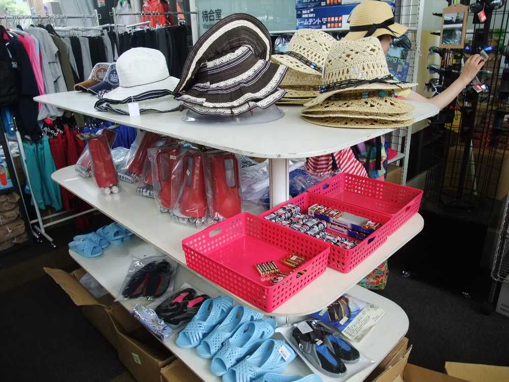 帽子、スリッパ等。