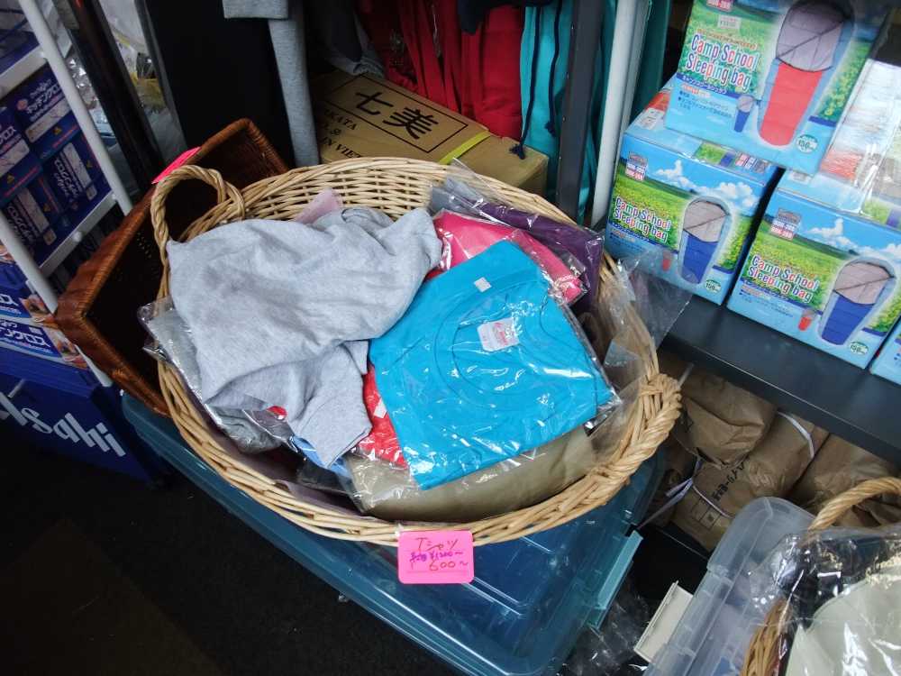 長袖シャツも売っている。