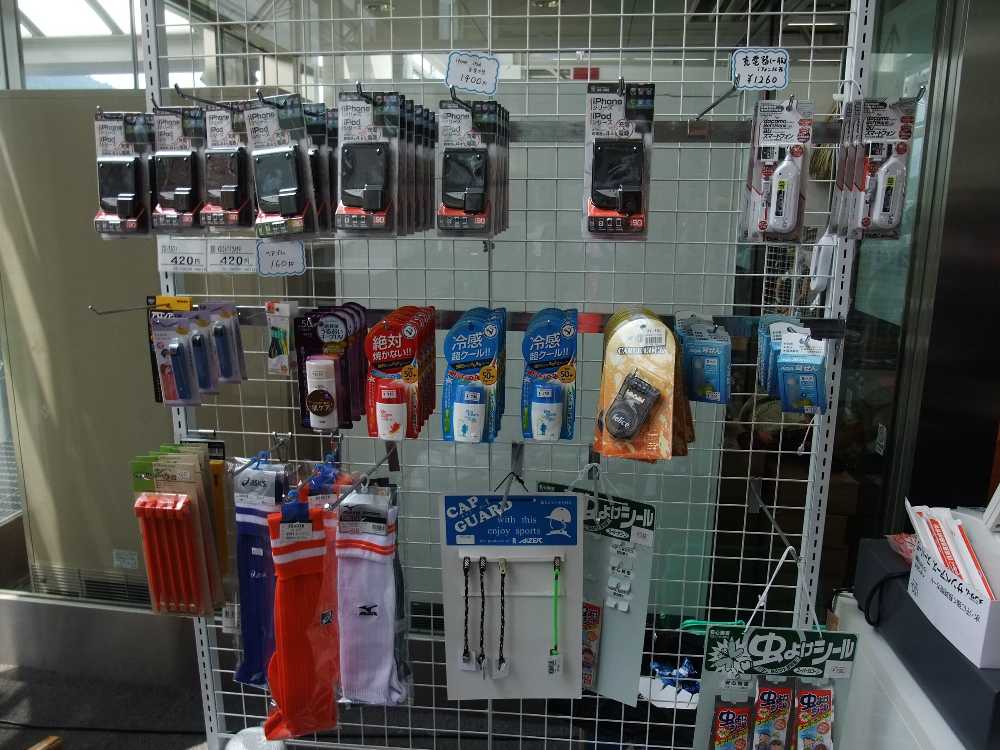 充電器、日焼け止め、ペグが同じところにある。