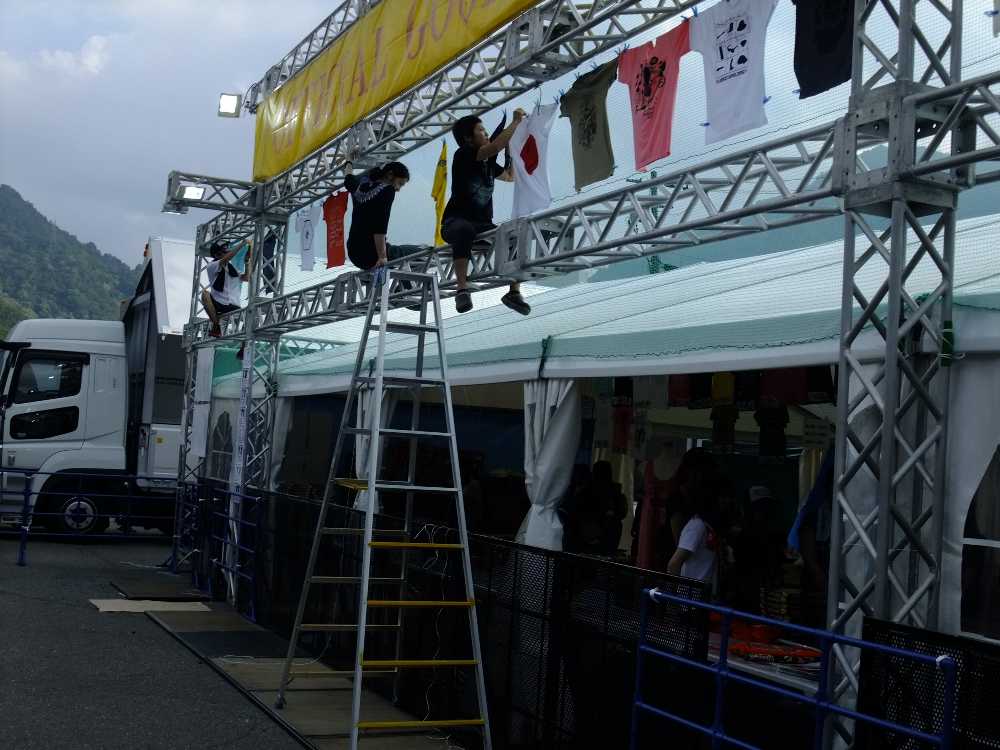 Tシャツをつるしていく人。