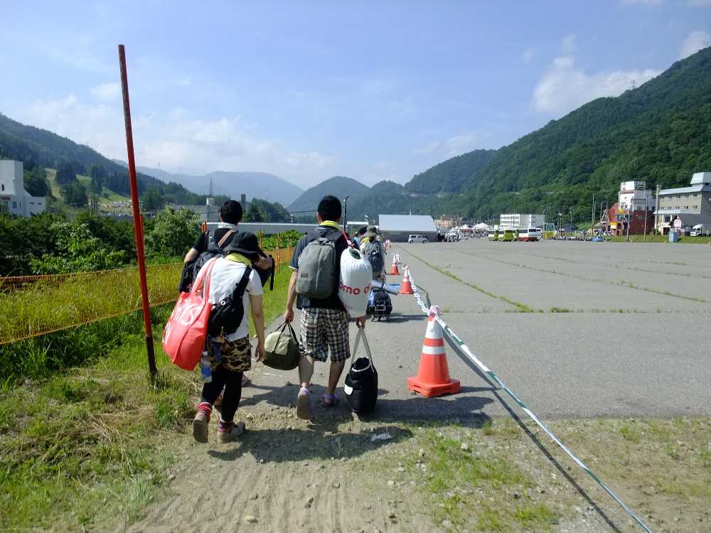 途中から舗装される。