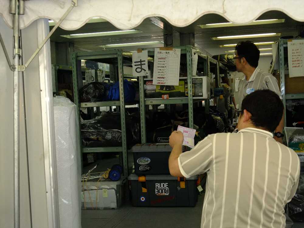 手前の人が名前を読み上げて、中の人が探す。