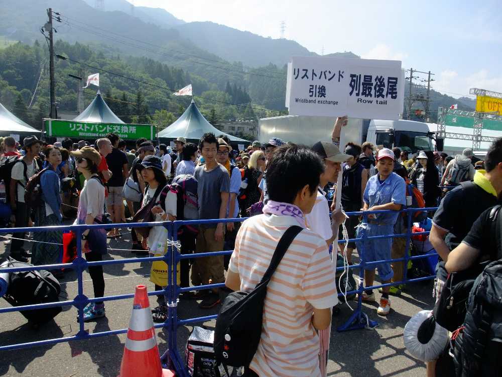 リストバンド交換の行列に並ぶ。