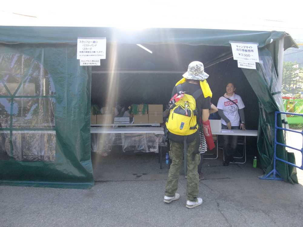 通路の設定上、リストバンドを交換した人しかキャンプサイト販売所に行けない。