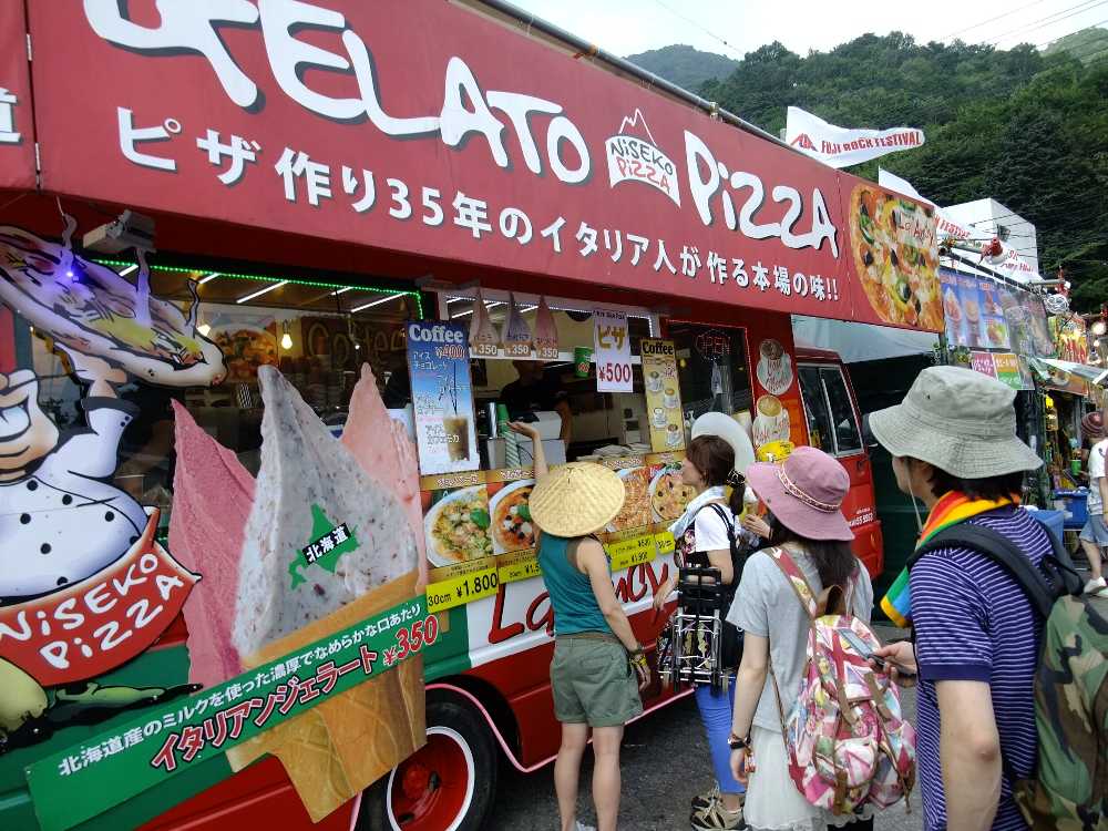 トラックの荷台を使うピザ店。