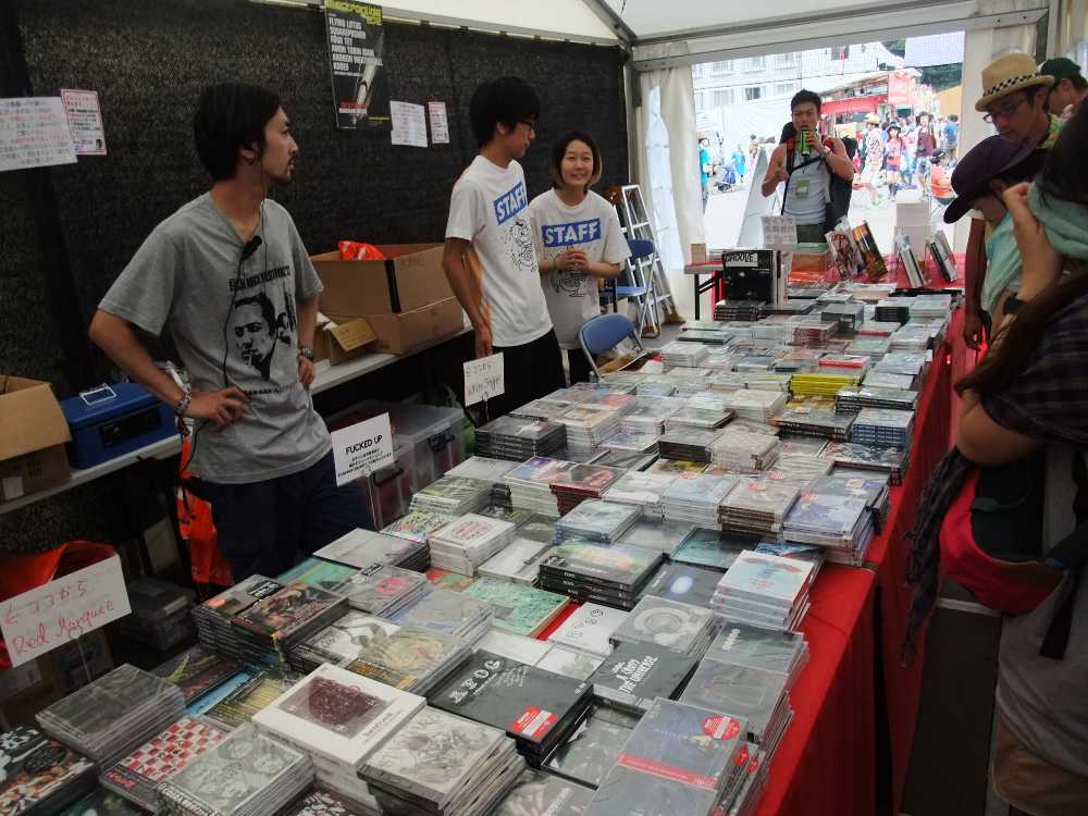 ステージごとに並んでいる出演者のCD。