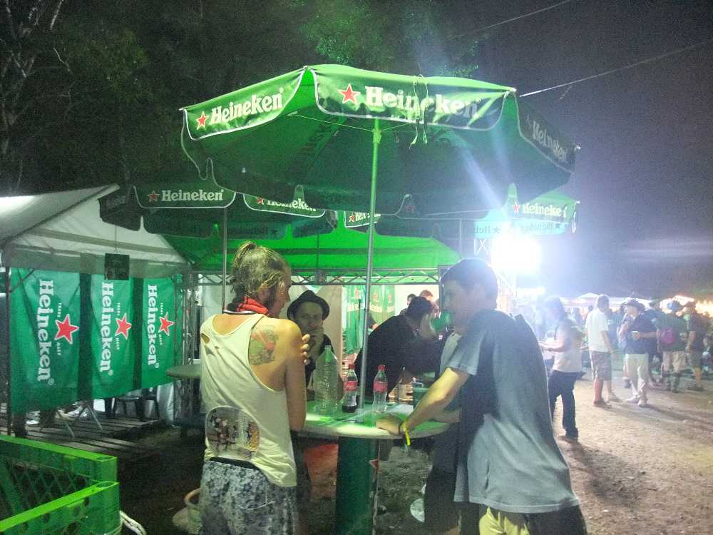 ハイネケンの前のテーブル。