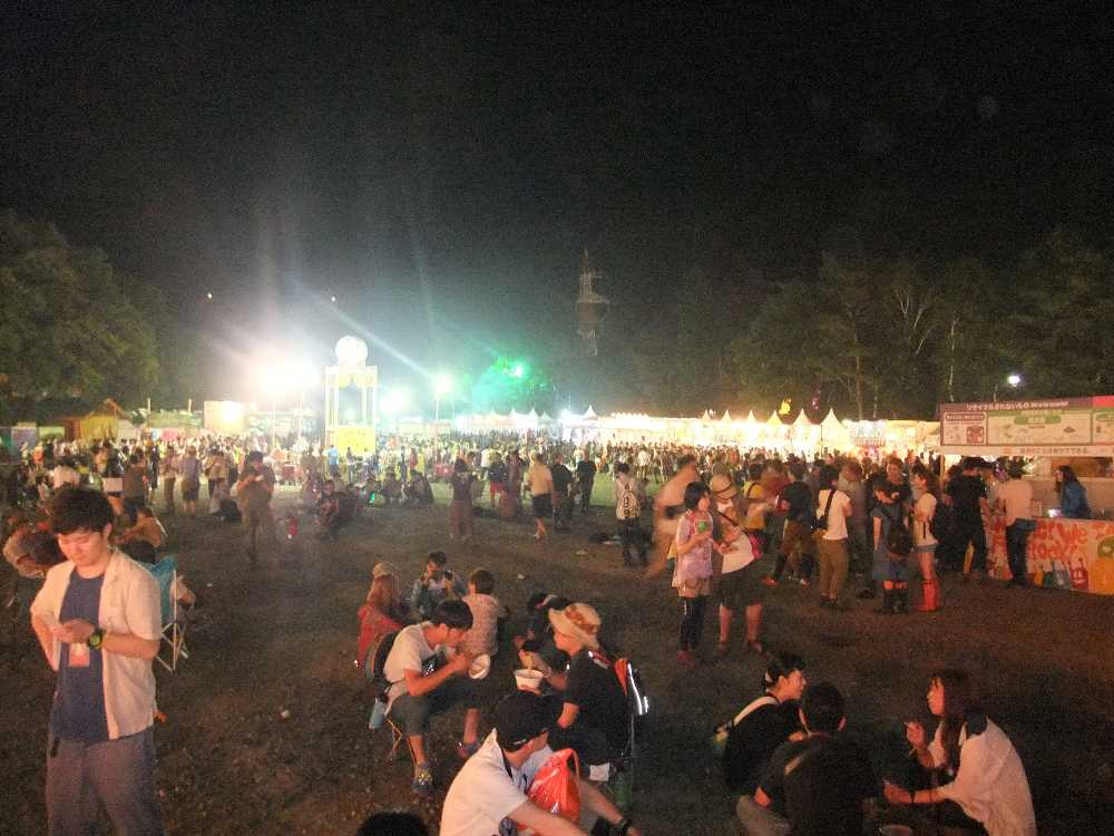 午後11時ごろ。やや人が少なくなっている。