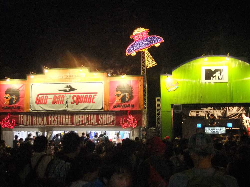 オアシスエリア、岩盤スクエアでのDJプレイ。