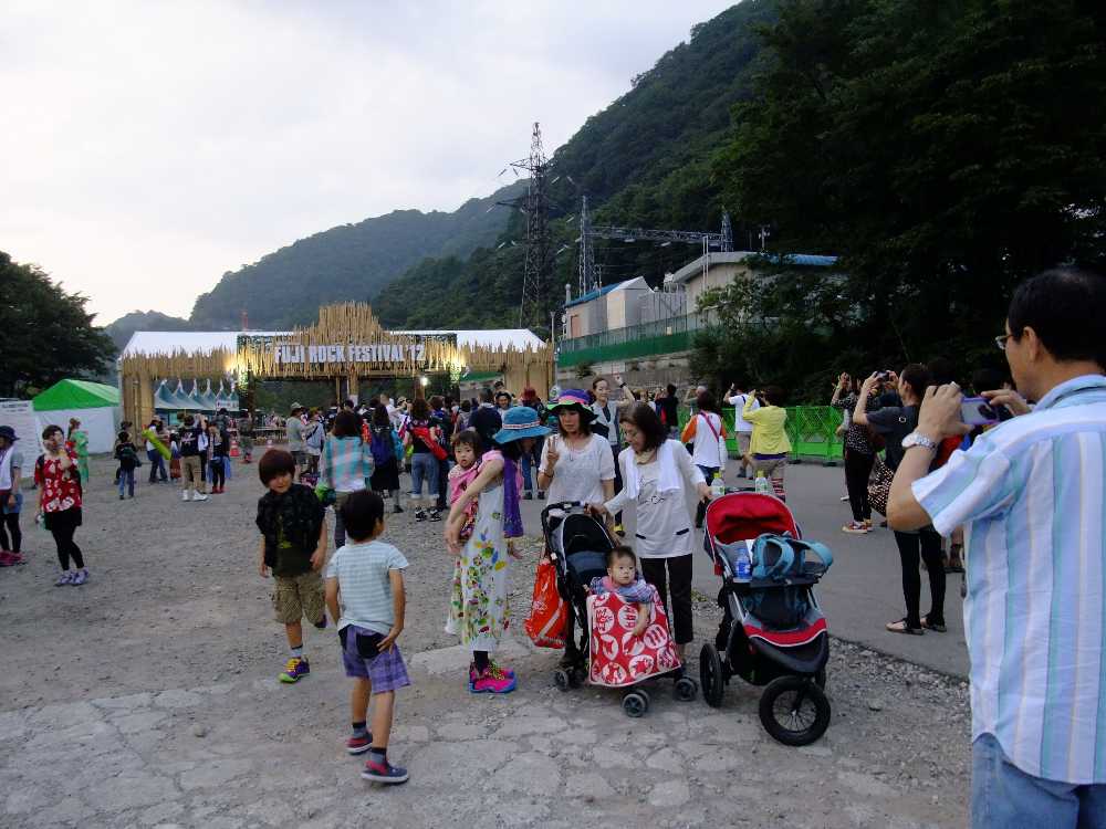 前夜祭の入場ゲートで記念撮影する人。親子3代で来たと思われる人。