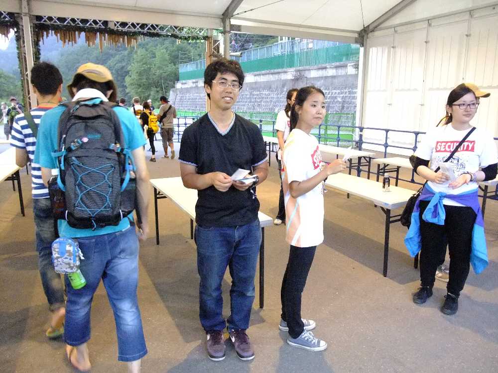 お楽しみ抽選券を渡す人。