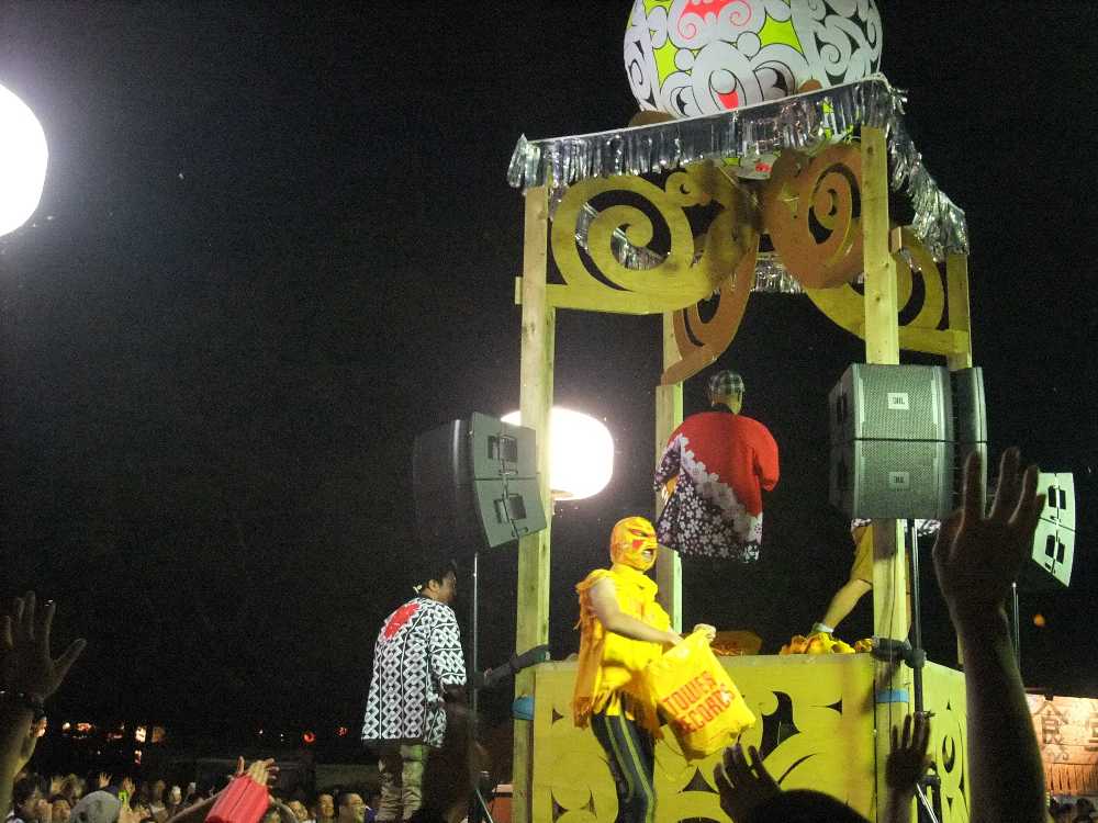 仮面をかぶっているのがタワーマスク。