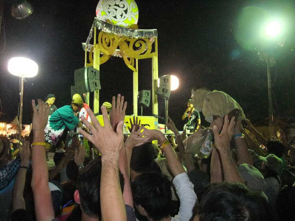 前夜祭の午後8時15分ごろから始まる早食い競争。