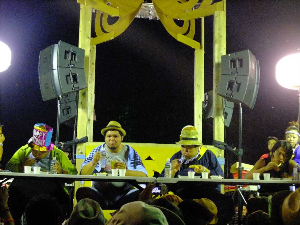 予選。2皿完食の早さを競う。左の3人は体重130キロ台。