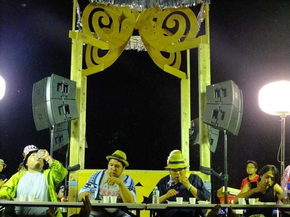 右の人は65キロ。