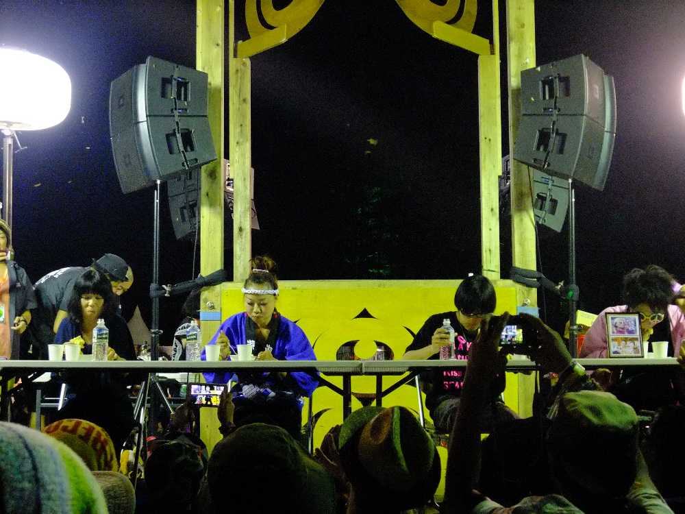 女性2人とやせた男2人。