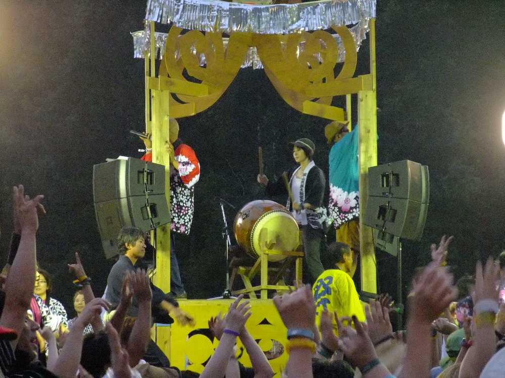 太鼓を叩くために来たという岡山の人。