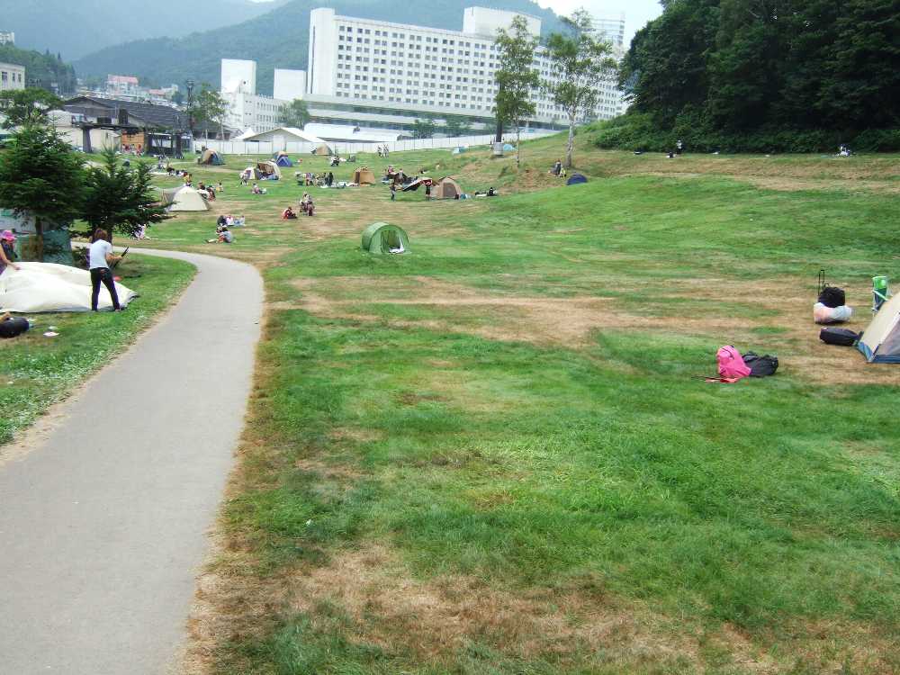 午前10時ごろのレディースサイト。ほとんど撤収済み。