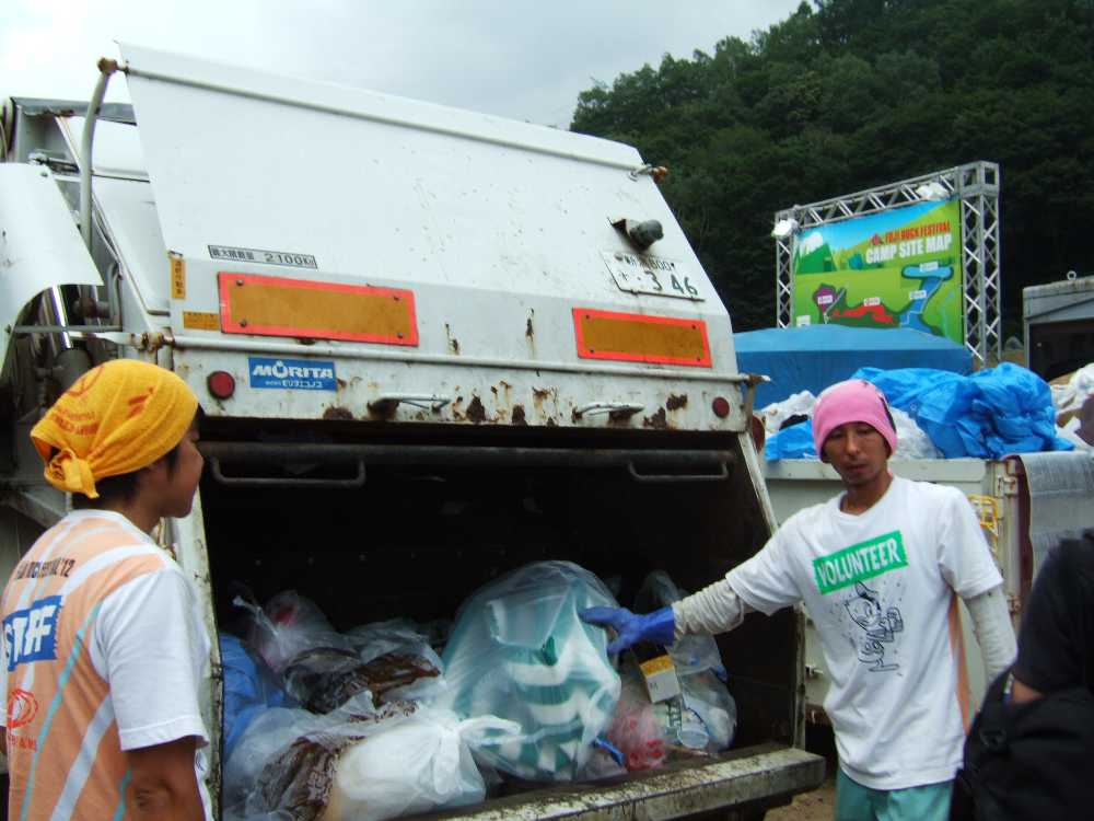 パッカー車も乗り付ける。