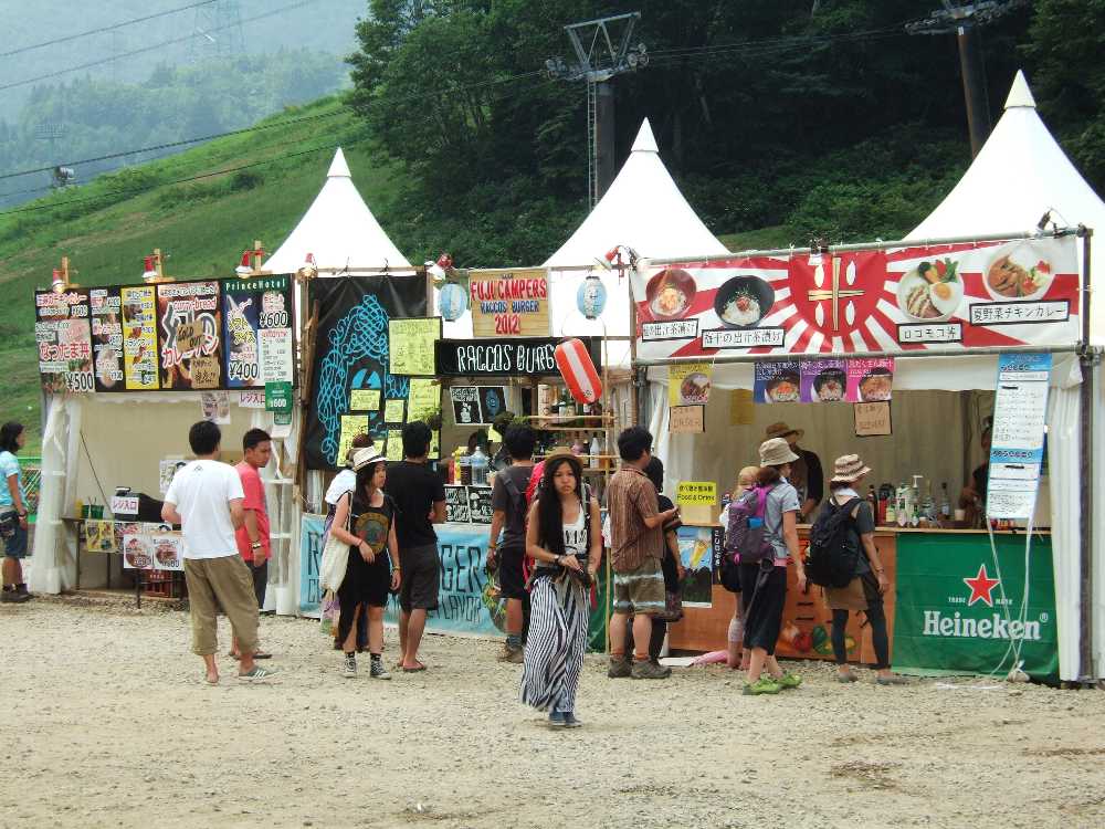 飲食店は営業している。