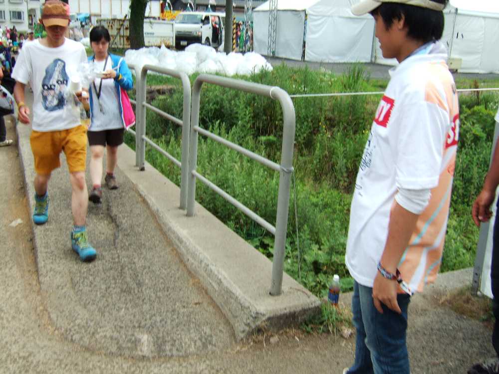 月曜日でもリストバンドチェックは行われる。