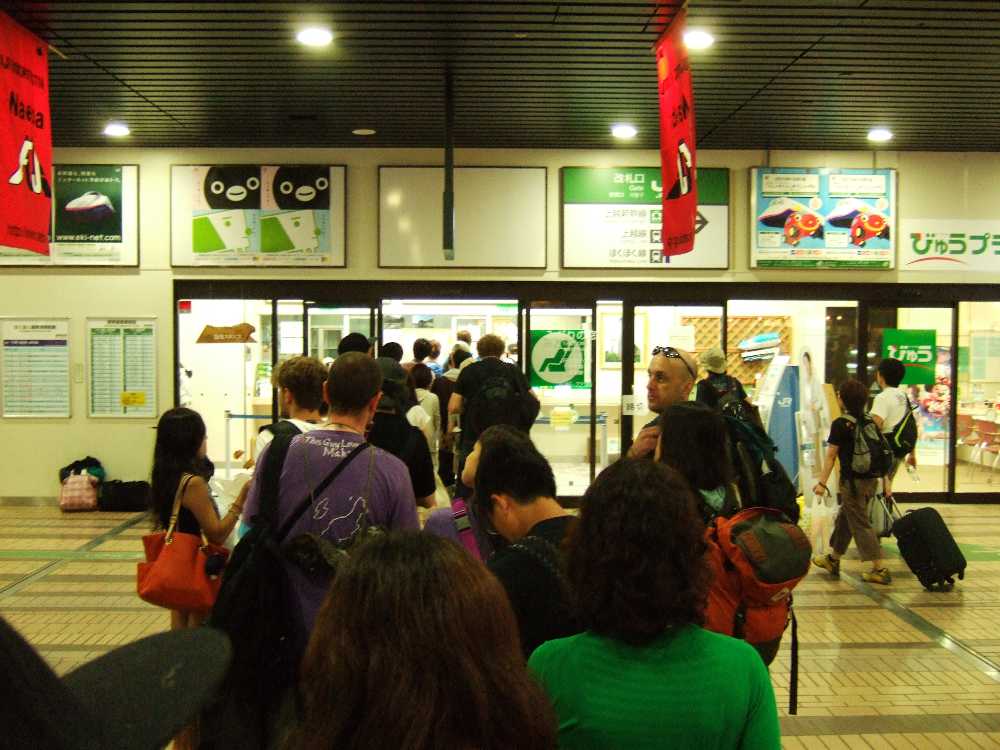 みどりの窓口の行列。