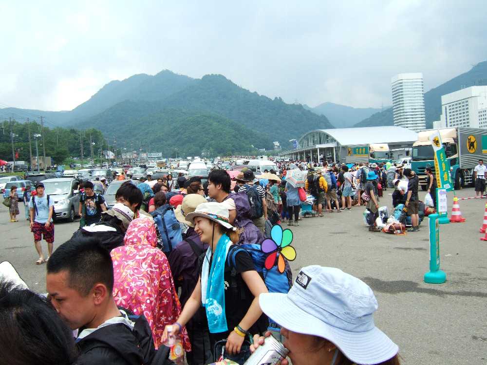 この行列はシャトルバス待ち。約1時間半待ち。