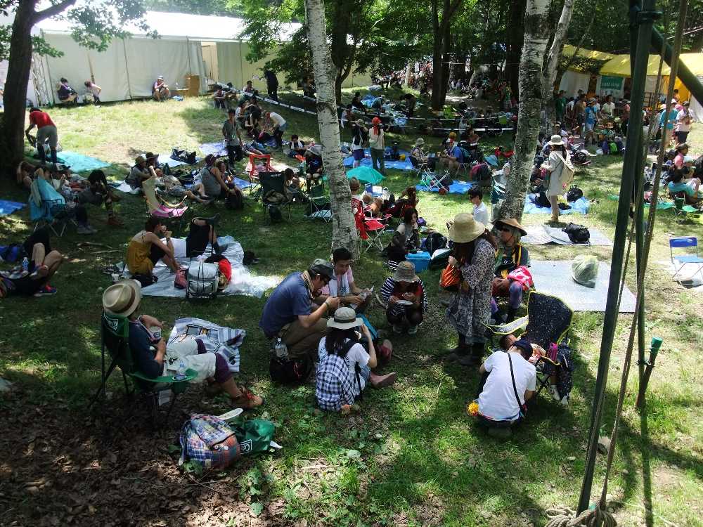 影に人が集まる。