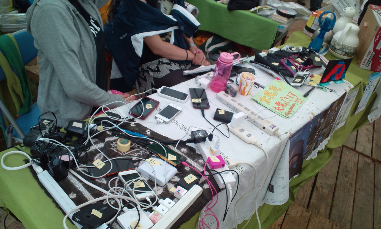 充電が可能な場所。電源は太陽光発電等とみられます。