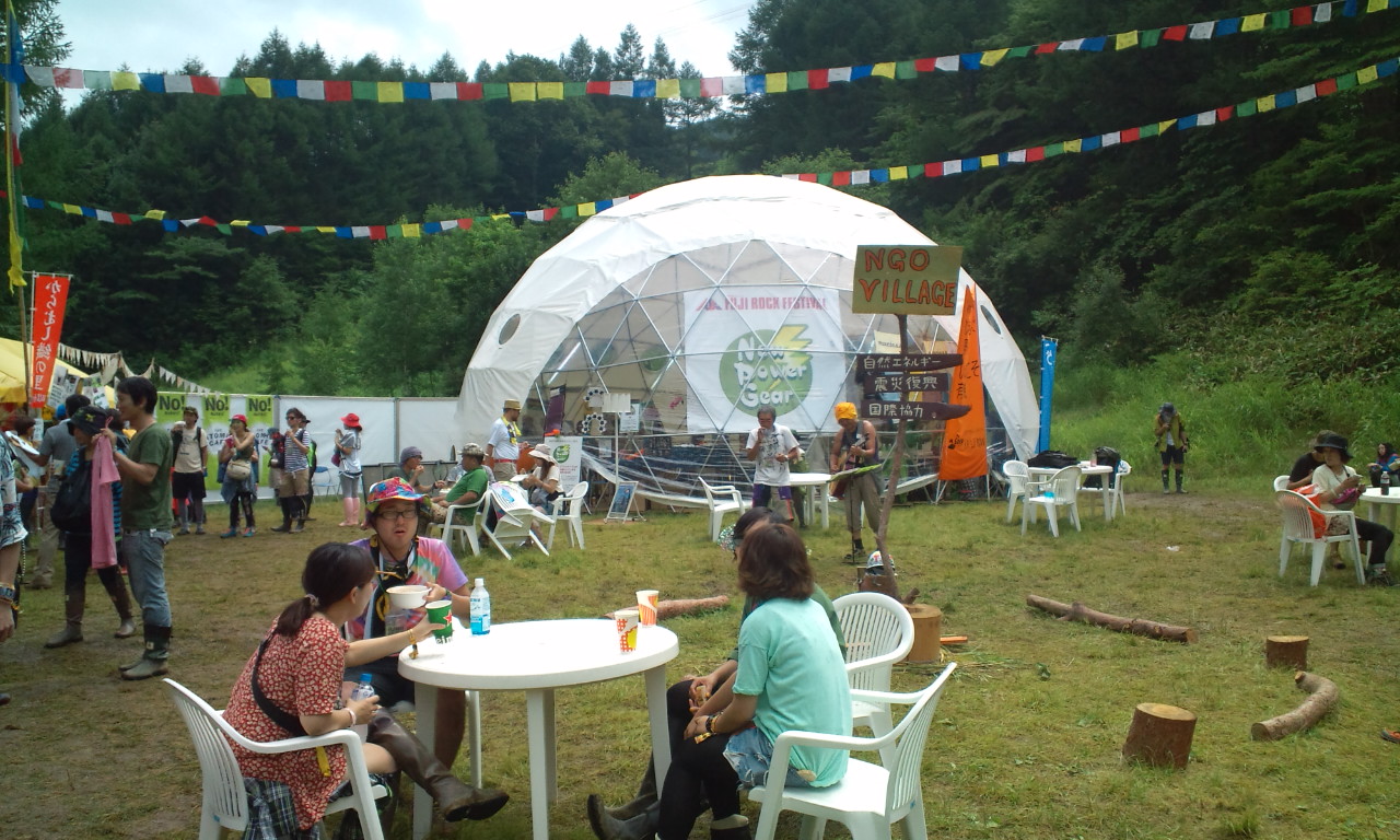 アバロンフィールドのNGOドーム。毎年最も奥に設営されます。