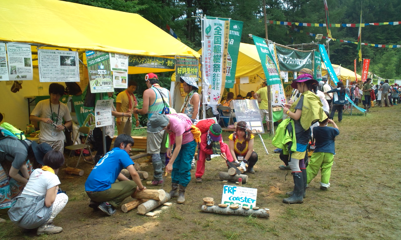 フジロックフェスティバルのロゴ入りのコースターを自作できるテント。