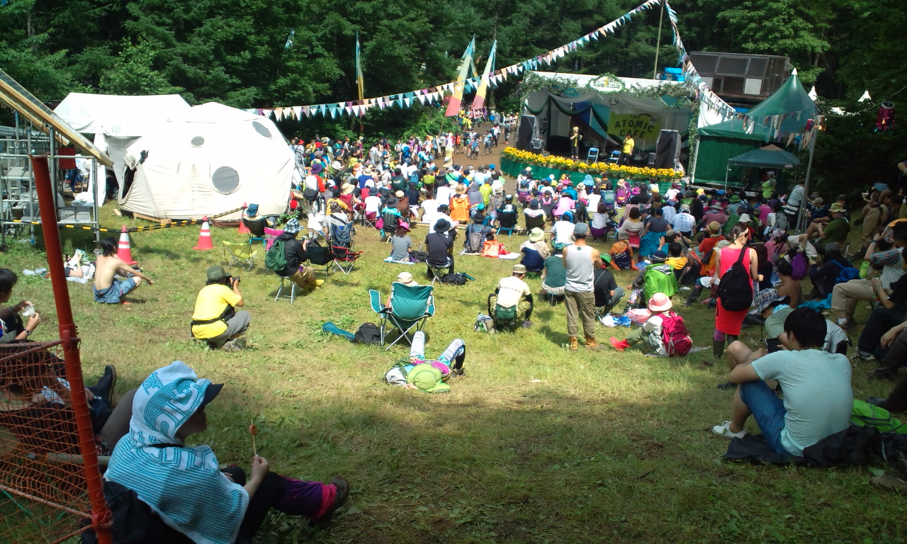 客は50人くらいか。フジロックフェスティバルで東浩紀が何を言うかに興味を持つのはフジロック全体の1％以下になります。