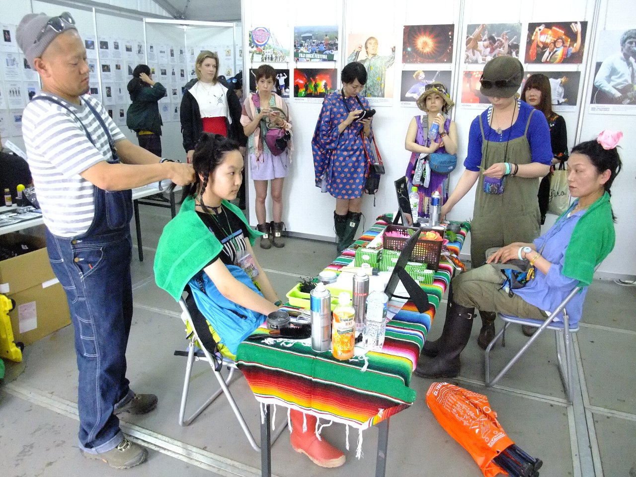 フジロッカーズラウンジでヘアメイクをする人、してもらう人。