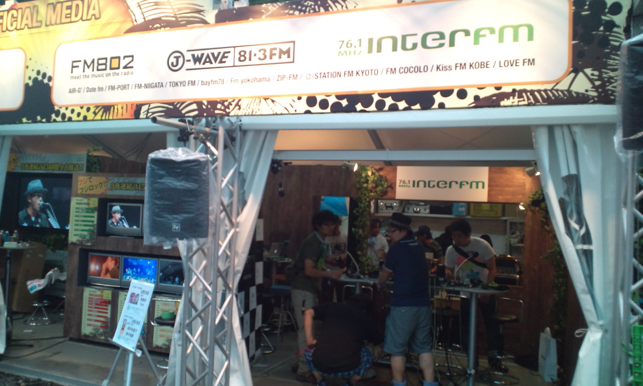 インターＦMの仮設スタジオ。