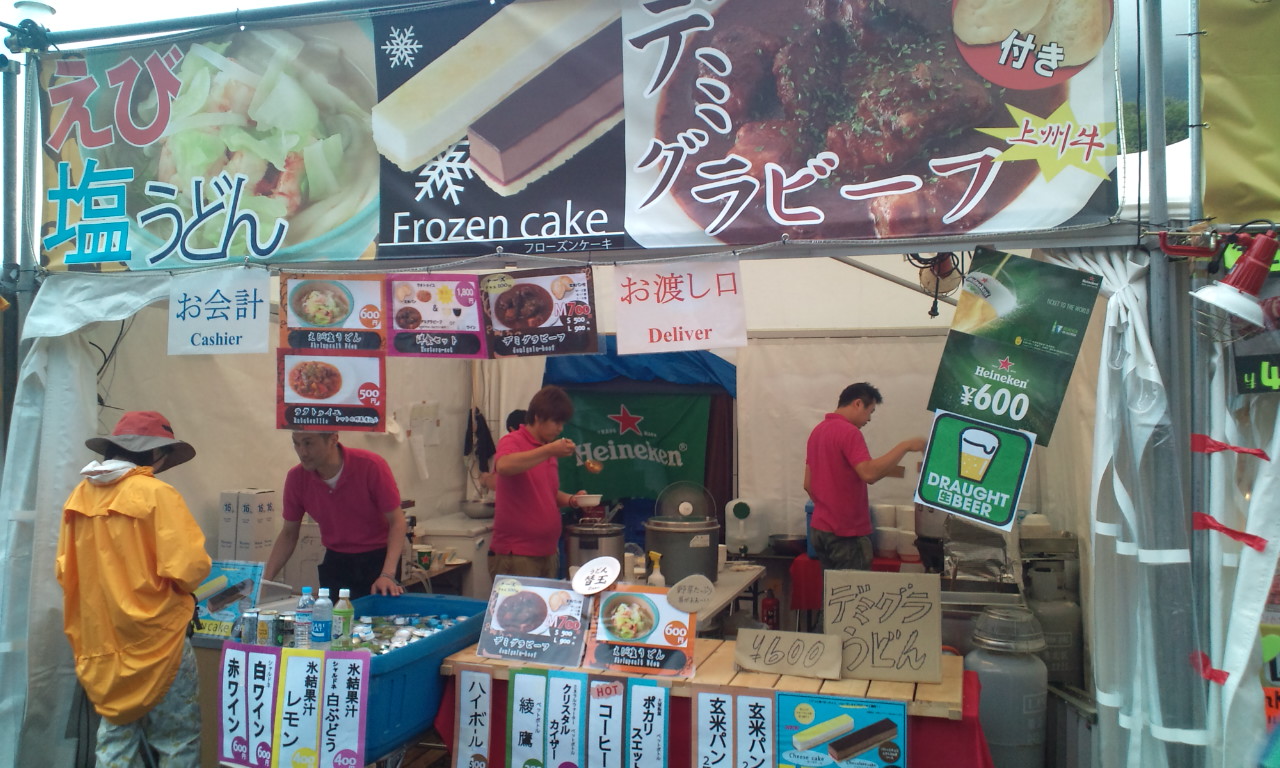 店名を書いていませんがタンティートです。看板のメニューの組み合わせがすごい。