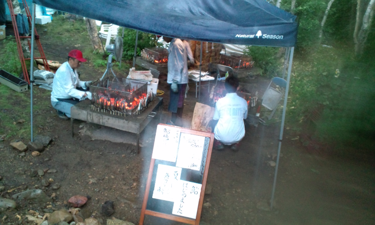 店の裏でアユを焼いています。